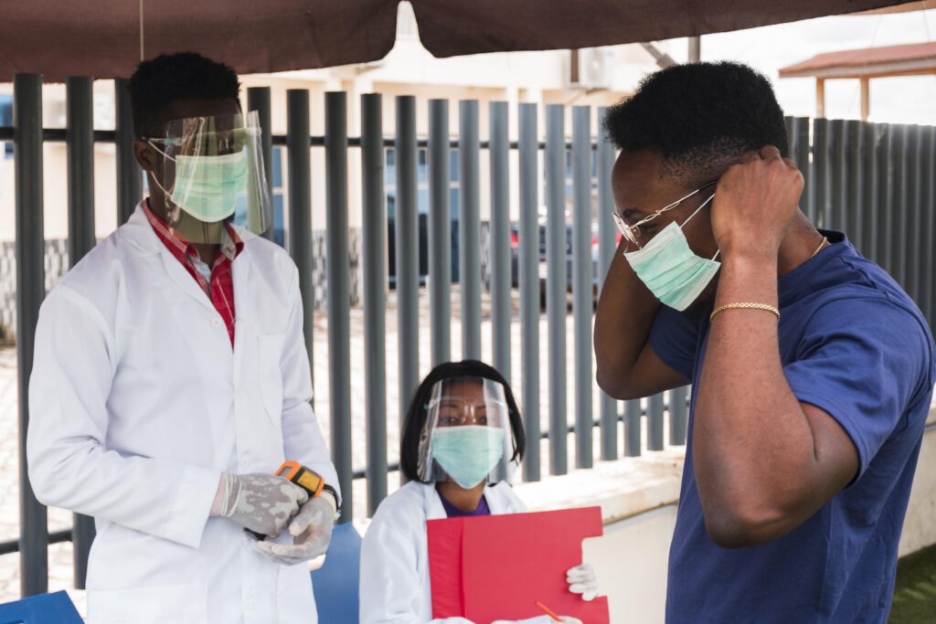 vue-de-face-du-controle-medical-pour-le-concept-covid19 (2)